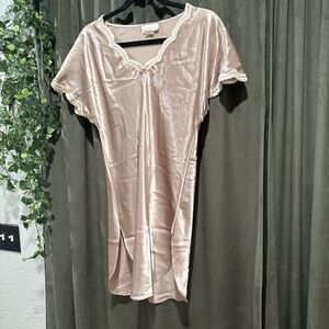 Small vintage lace dress (women’s small)